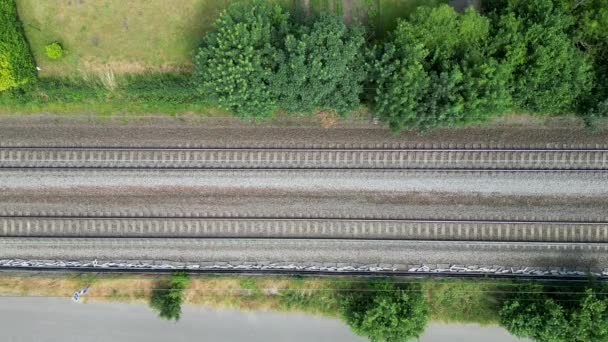 Tåget Färdas Längs Spåren Genom Belgien Aerial Top View Högkvalitativ — Stockvideo