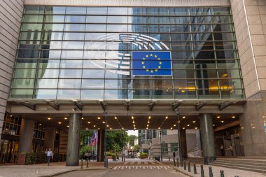 BRÜKSEL, BELGIUM, 23 Haziran 2023: Brüksel, Belçika 'daki Avrupa Parlamentosu binasının modern mimarisi. Yüksek kalite fotoğraf