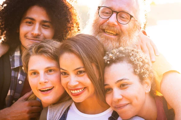 Jeune Groupe Multiracial Amis Différents Genres Âges Amuser Prendre Selfie — Photo
