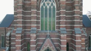 Duffel, Antwerp, Belçika, 15 Haziran 2023, Saint Martin ya da Sint Martinus kilisesinin üzerindeki hava manzarası, Duffel kasabasında, Antwerp bölgesinde evleri ve havadan çekilmiş