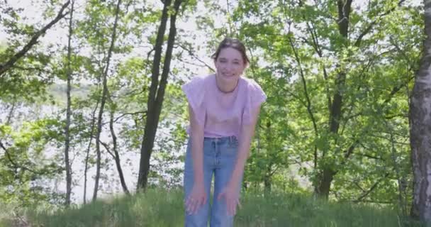 Tapasztalja Meg Túláradó Fiatal Nők Játékos Pillanat Erdőben Ezzel Szívmelengető — Stock videók