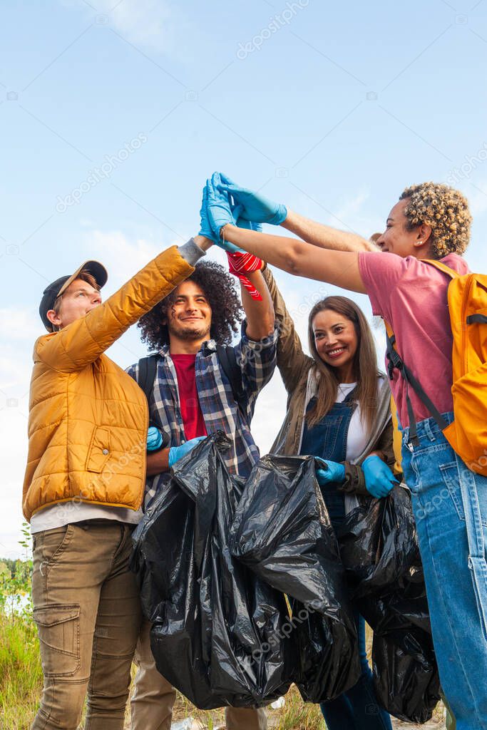 Celebra el espíritu de gestión ambiental y camaradería en esta imagen