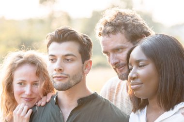 Çok ırklı bir grup arkadaş, şehir sokaklarında birlikte eğleniyor, milenyum insanları dışarıda kucaklaşıp gülüyor, kızlar ve erkekler dışarıda takılmaktan zevk alıyorlar. Yüksek kalite fotoğraf