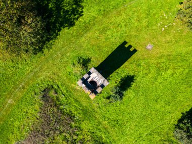 Lembeek, Halle, Belçika, 4 Eylül 2023, Halle komünü içindeki Malakoff Kulesi 'nin havadan görünüşü ortaçağ mimarisini taklit ediyor. Yüksek kalite fotoğraf