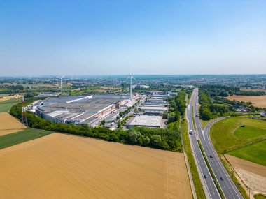 Halle, Vlaams Brabant, Belçika, 6 Temmuz 2023, Brüksel 'den Charleroi' ye giden E19 otoyolunun panoramik hava aracı görüntüsü, Belçika 'nın Halle kentindeki tarım sahaları arasında çok az araç var.