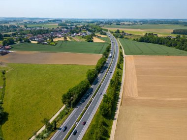 Halle, Vlaams Brabant, Belçika, 6 Temmuz 2023, Brüksel 'den Charleroi' ye giden E19 otoyolunun panoramik hava aracı görüntüsü, Belçika 'nın Halle kentindeki tarım sahaları arasında çok az araç var.