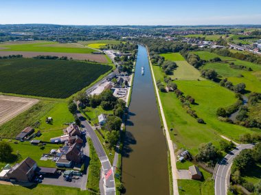 Lembeek, Halle, Vlaams Brabant, Belçika, 5. Sep 2023, Belçika 'da insan yapımı bir su yolu olan Brüksel Kanalı Charleroi' den geçen kargo gemisi veya mavna. Hala nakilde aktif olarak kullanılıyor.