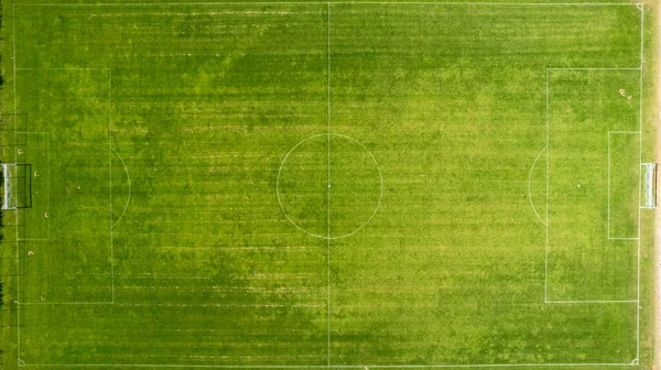 Widok Góry Pasek Trawa Boisko Piłki Nożnej Zielony Trawnik Białymi — Zdjęcie stockowe