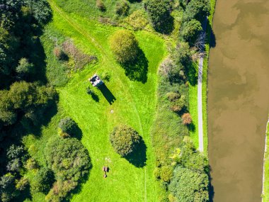 Lembeek, Halle, Belçika, 4 Eylül 2023, Halle komünü içindeki Malakoff Kulesi 'nin havadan görünüşü ortaçağ mimarisini taklit ediyor. Yüksek kalite fotoğraf