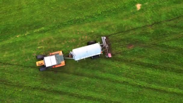 フィールドをディスクします グラウンドクローズアップで土地トラクターを栽培する大きなオレンジ色のトラクター 農業について フィールドを耕すトラクターの空中ビュー 高品質の4K映像 — ストック動画