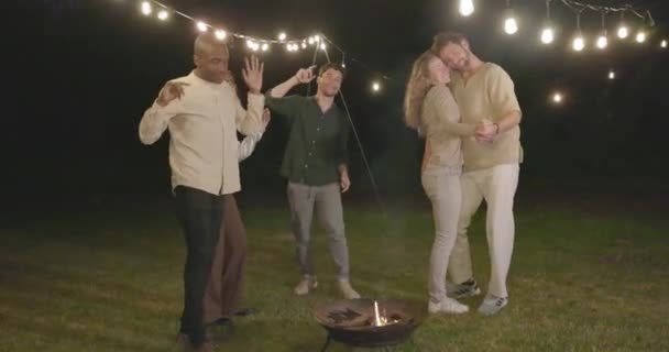 Junte Energia Vibrante Grupo Multirracial Amigos Milenares Enquanto Dançam Noite — Vídeo de Stock