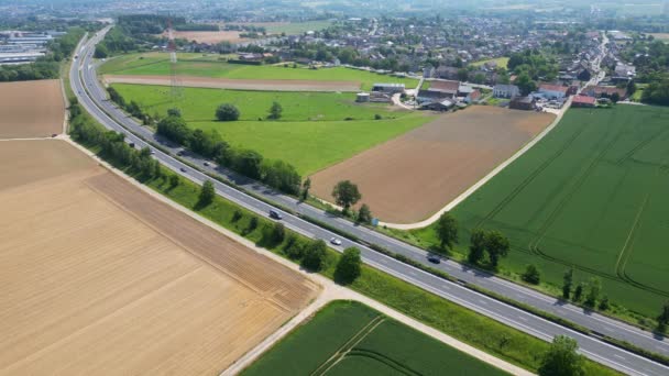 2023年7月6日 ベルギーのハレ ヴラームス ブラバント ベルギーのハレの出口近くの農場の間で ブリュッセルからシャルロイへのE19高速道路のパノラマ空中ドローンビュー — ストック動画