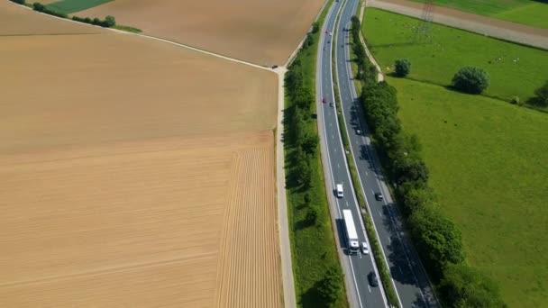 2023年7月6日 ベルギーのハレ ヴラームス ブラバント ベルギーのハレの出口近くの農場の間で ブリュッセルからシャルロイへのE19高速道路のパノラマ空中ドローンビュー — ストック動画