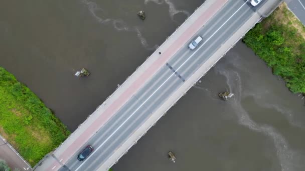 繁忙的城市生活在运动中被捕捉 这个动态场景展示了一座横跨河流的桥 桥上的车辆川流不息 通勤者和旅行者通过他们的方式 创造了一个充满活力的 — 图库视频影像