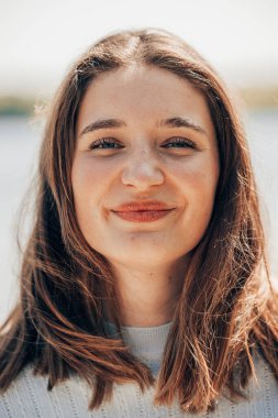 Neşeli ve büyüleyici bin yıllık büyüleyici bir kadınla tanışın büyüleyici kahverengi gözleri, uzun kahverengi saçları ve oyuncu, düzenbaz bir gülüşü olan. Onun canlı kişiliği güzel bir arka planda parlıyor.