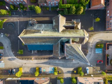 Rijkevorsel, Belçika, 9 Haziran 2022, Rijkevorsel 'de sabah gündoğumu sırasında Dessel Schoten kanalı hava fotoğrafında, Sint Jozef' in küçük köyündeki kilisenin aşağı manzarası.