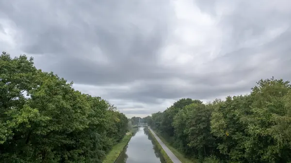 Profitez Tranquillité Nature Admirant Cette Scène Pittoresque Canal Sinueux Traverse — Photo