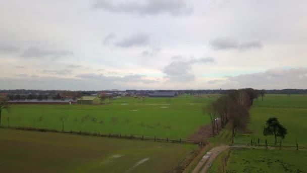 Dechberoucí Letecké Záběry Zachycující Poklidnou Krásu Zasněženého Farmářského Pole Během — Stock video