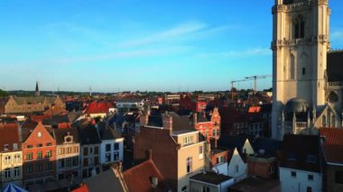 Halle, Flaman Brabant Bölgesi, Belçika, 01 05 2023, güneşli bir bahar gününde Halle şehrinin hava manzarası. Yüksek kalite 4k görüntü