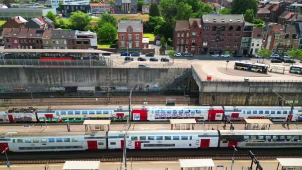 ベルギーのハレのNmbs駅で喧騒と喧騒を示す息をのむような空中映像は 列車がプラットフォームに出発して待機しています — ストック動画
