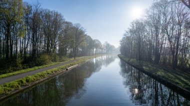 Güneşli bir kış gününde bir dron tarafından çekilen nefes kesici hava manzarası yeryüzünün sakin nehrinin manzarayı saran güzelliğini gözler önüne seriyor. Hava Panoraması: Güneşli