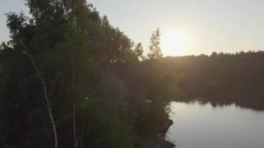 Dağ gölünde sabah sisi, güneşin doğuşu. Yüksek kalite 4k görüntü