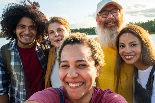 Gezgin yaşam tarzı, selfie, çok kültürlü genç trend insanlar tatilde birlikte eğleniyorlar - farklı milenyum arkadaşları ormanda boş zamanlarının keyfini çıkarırken selfie çekiyorlar.