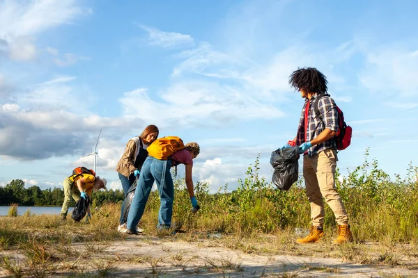 Bir amaç uğruna birleşen genç gönüllülerin güçlendirici yoldaşlığına tanık olun. Yeşil ormanın ortasında, birlikte çalışırlar, ellerinde çöp torbaları, yüzleri kararlılıkla aydınlanır ve paylaşılırlar.