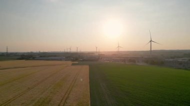 Yukarıda süzülen kamera, güneşin doğuşunun ruhani güzelliğini, kırsal bir araziyi altın sarısı renklerle kaplarken yakalıyor. Uçsuz bucaksız tarlalar ve çayırlar hâlâ sabah sisinin kucağında.