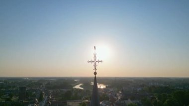 Duffel, Antwerp, Belçika, 15 Haziran 2023, Saint Martin ya da Sint Martinus kilisesinin üzerindeki hava manzarası, Duffel kasabasında, Antwerp bölgesinde evleri ve havadan çekilmiş