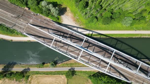 在比利时 欧洲的天空中 这段视频揭示了一个迷人的场景 一列火车 它是欧洲连接的象征 穿过了跨越了一条宽幅的坚固的金属铁路桥 — 图库视频影像