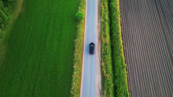 Вище Камера Пропонує Динамічний Вид Пташине Око Самотній Автомобіль Пляма — стокове відео