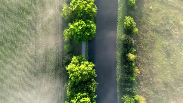Сверху Объектив Беспилотников Раскрывает Спокойную Картину Сельской Красоты Канал Отражающий — стоковое видео