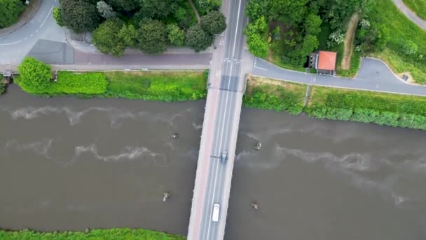 Desde Una Vista Águilas Flujo Constante Tráfico Través Puente Desarrolla — Vídeos de Stock