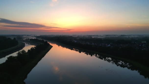 Панорамный Воздушный Кадр Прекрасно Демонстрирует Золотисто Голубое Небо Восхода Солнца — стоковое видео