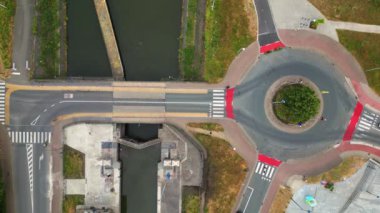 Trafiğin yukarıdan aşağı görüntüsü ve 4. Cadde 'de bir köprü ya da nehrin yanında dönen arabalar. Yüksek kalite 4k görüntü