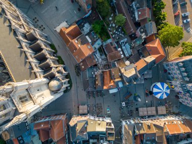 Halle, Flaman Brabant Bölgesi, Belçika, 06 09 2023 Halle 'deki Eski Pazar Meydanı bu tepeden aşağı hava manzarası ile canlandı.