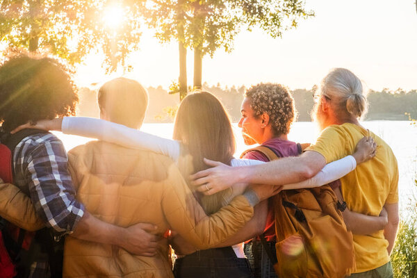 Das Bild Fängt Einen Ergreifenden Moment Von Vier Freunden Ein — Stockfoto