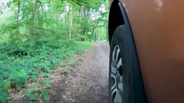Dinamik Görüntüde Kamera 4X4 Araç Tekerleğini Yakindan Yakindan Yaklasiyor Engebeli — Stok video