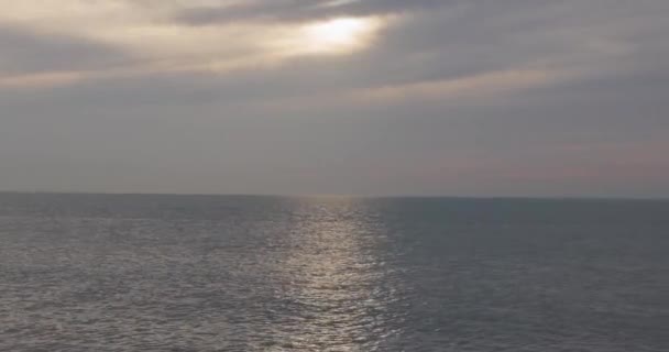 Неподвижные Кадры Захватывают Обширное Безмятежное Пространство Океана Покоренным Небом Лучи — стоковое видео