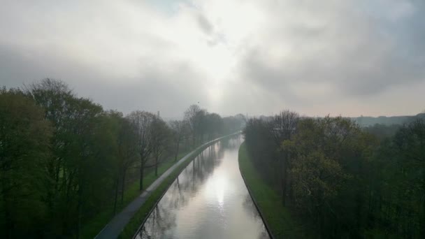 Hareketli Görüntüde Bir Kanal Boyunca Ilerliyoruz Bulutların Arasından Parlayan Güneşe — Stok video