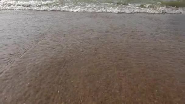Yavaş Çekim Köpüklü Dalgalar Kumlu Plaj Arasındaki Dinamik Etkileşimin Yakın — Stok video