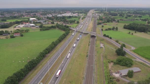 Esta Filmagem Captura Uma Vista Aérea Movimentado Cruzamento Rodovias Cercado — Vídeo de Stock