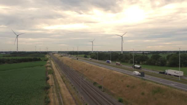 Görüntü Yoğun Bir Otoyol Boyunca Nöbet Tutan Yüksek Rüzgar Türbinlerini — Stok video