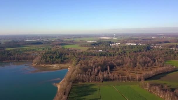 Nagranie Panoramiczne Ukazuje Świt Nad Krajobrazem Leśnego Jeziora Widzianego Lotu — Wideo stockowe