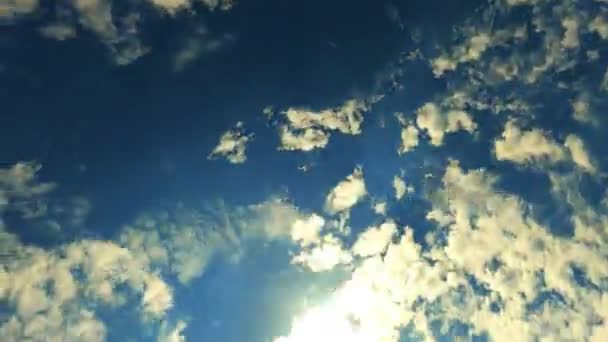 타임랩스 장면은 구름이 무너지는 황혼의 빛으로 빛나는 극적인 경관을 묘사합니다 — 비디오