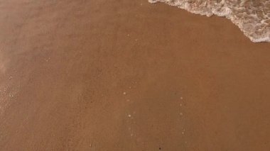 Güneş doğarken okyanus dalgaları güzel bir sahile vuruyor. Yüksek kaliteli FullHD görüntüler