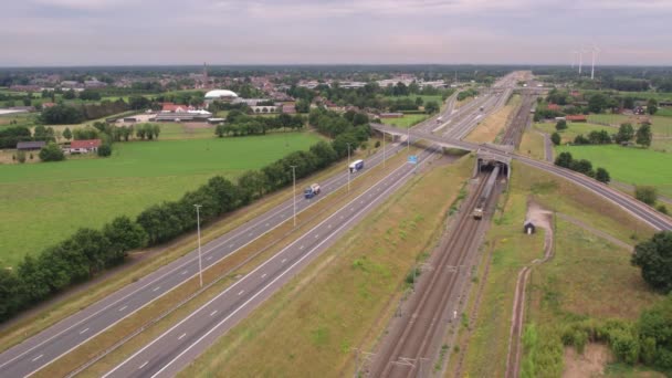 파노라마 비디오는 평온과 현대의 교차점을 보여주는 복잡한 네트워크와 고속도로 교류의 — 비디오