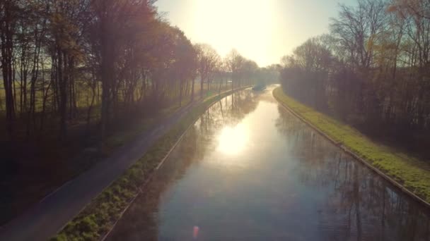 Спокойное Изображение Захватывает Безмятежную Красоту Канала Восходе Солнца Золотые Оттенки — стоковое видео