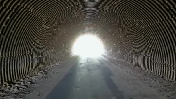 Görüntüler Tünelin Içinden Sembolik Bir Perspektif Sağlıyor Odak Noktası Sonunda — Stok video